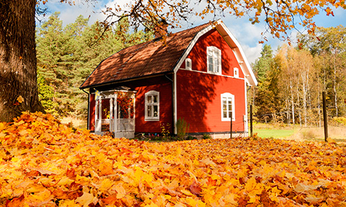 Petite grange en automne